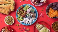 Baklava, Halva, Nüsse, Pistazien und andere traditionelle türkische Speisen stehen auf einem Tisch.